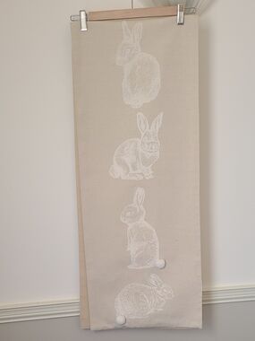 Table Runner / Soft Neutral Design